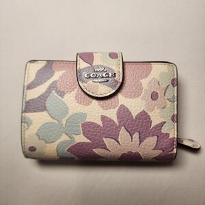 NWT COACH CBO31 Medium Corner Zip Wallet With Floral Print